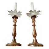 Paire de bougeoirs en laiton et bobèches en forme de fleur en verre opaque