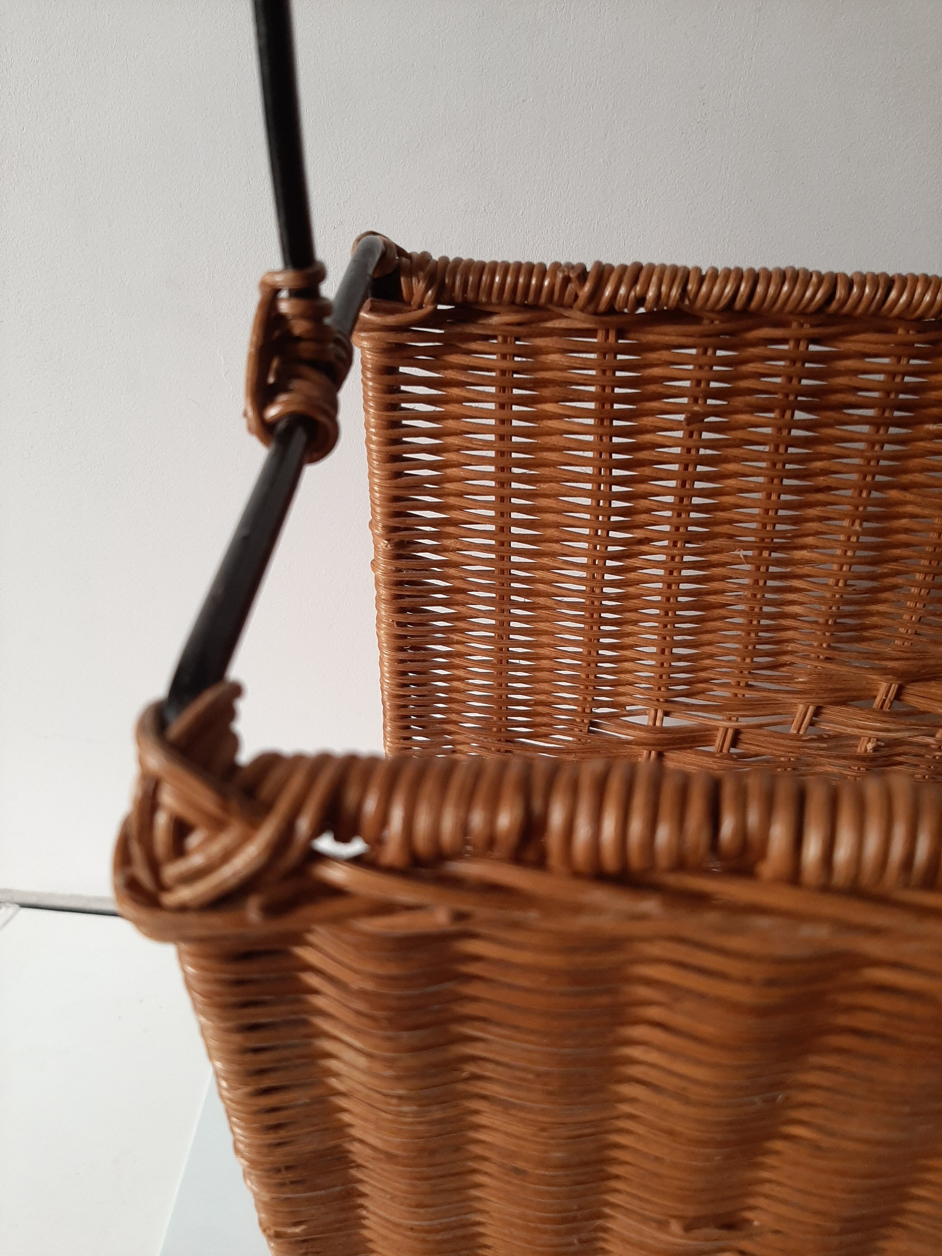 Door vintage rattan magazine