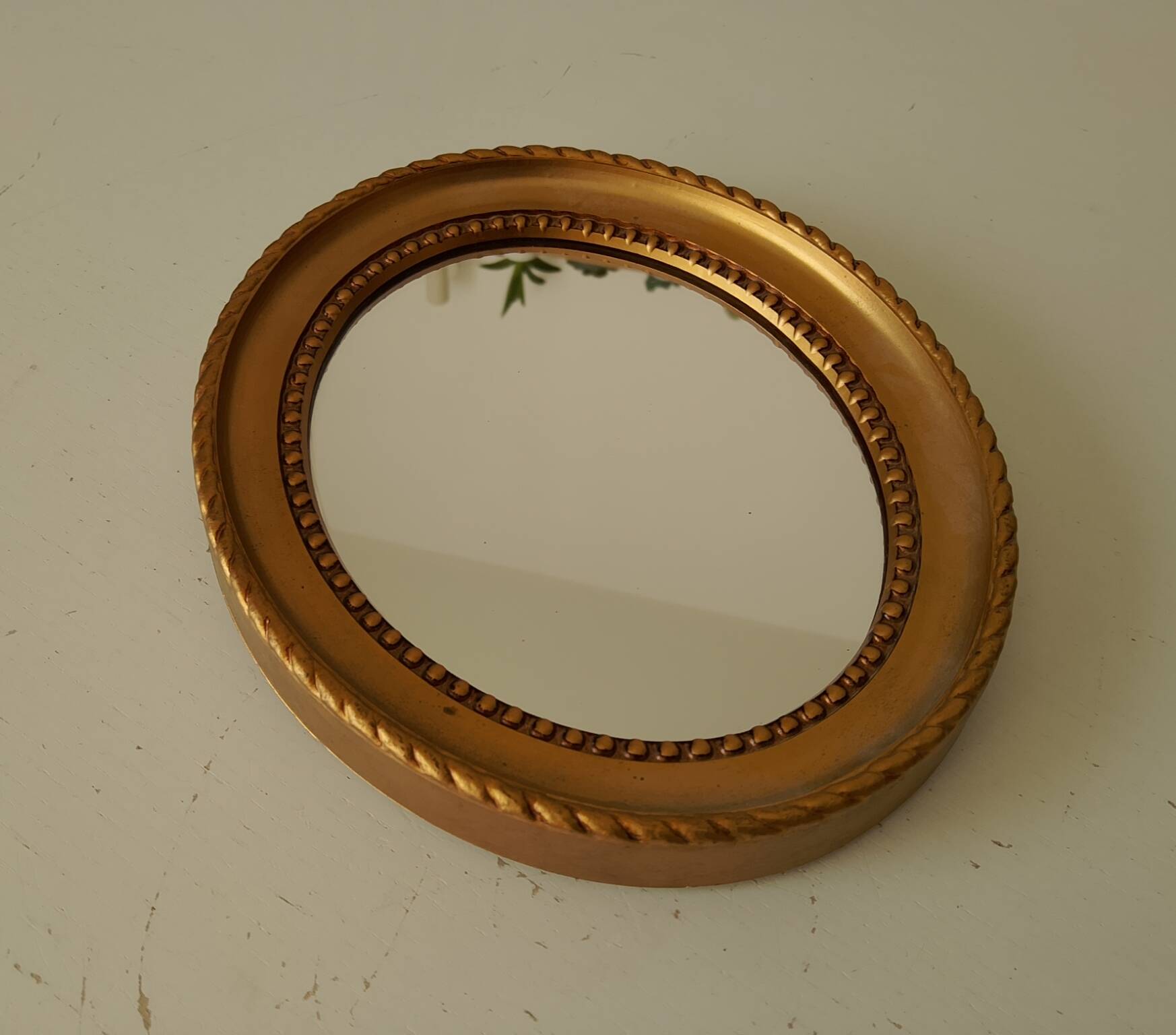 Small vintage oval mirror in gilded resin from the 60s/70s.