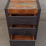 Petite commode en bois coloré et tiroirs en métal