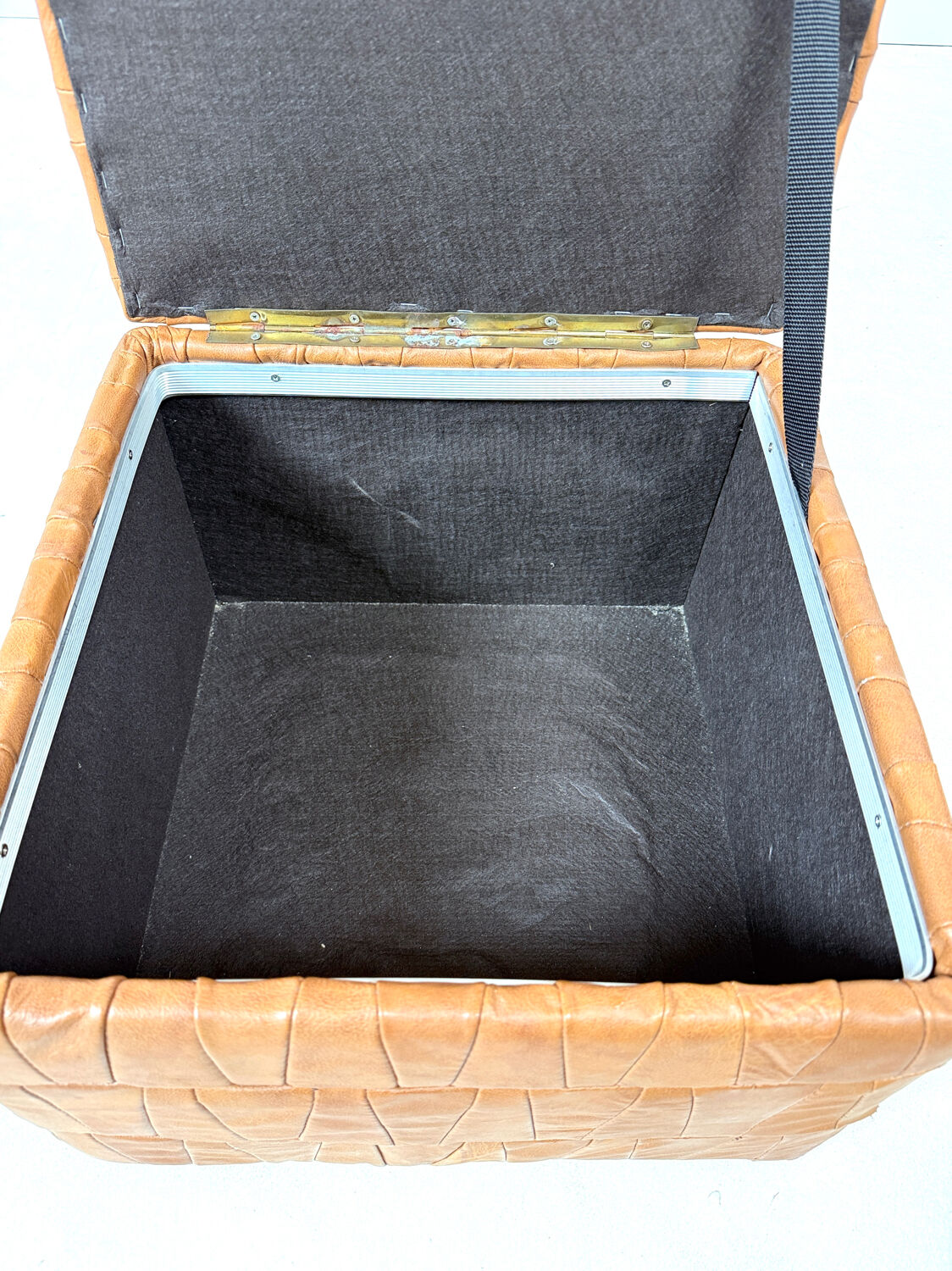 Storage pouffe in the "De Sede" style.