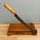 Ancien massicot, bois et métal