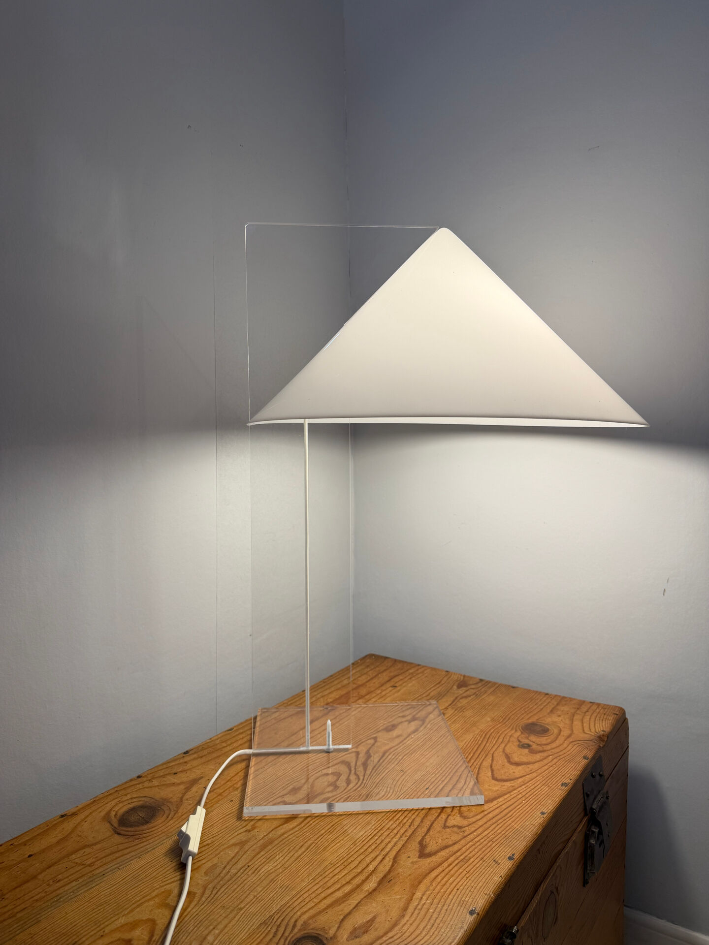 Minimalist design table lamp Harco Loor in plexiglass and perspex
