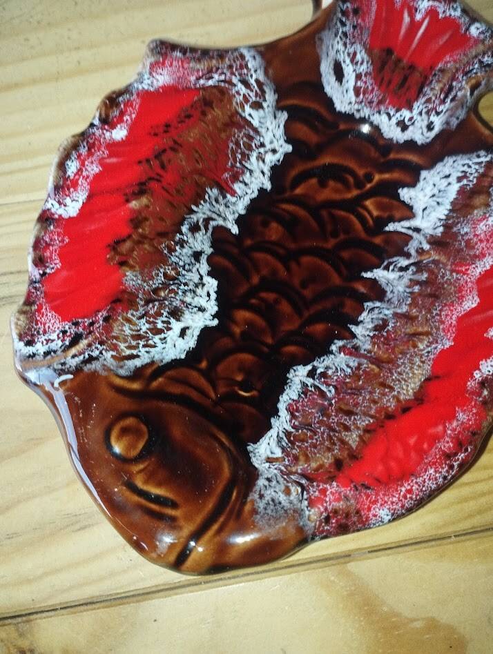 Vintage ceramic fish plate from Vallauris with frothy glaze.
