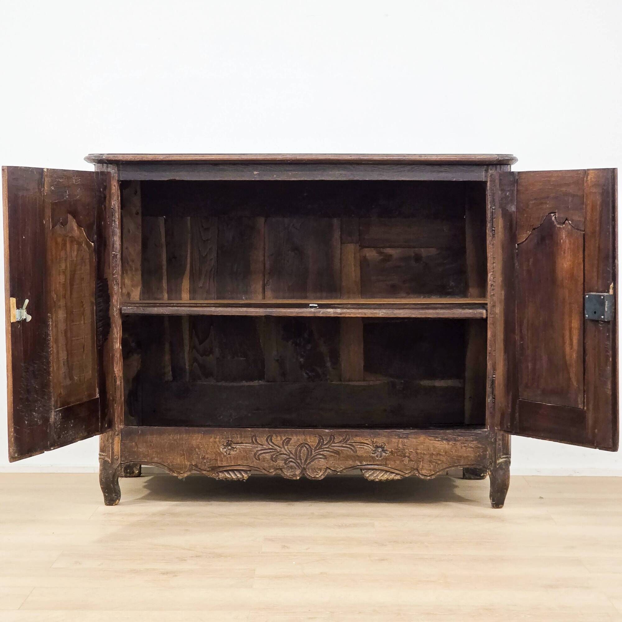 Buffet en chêne massif sculpté Louis XV - début XIXᵉ siècle
