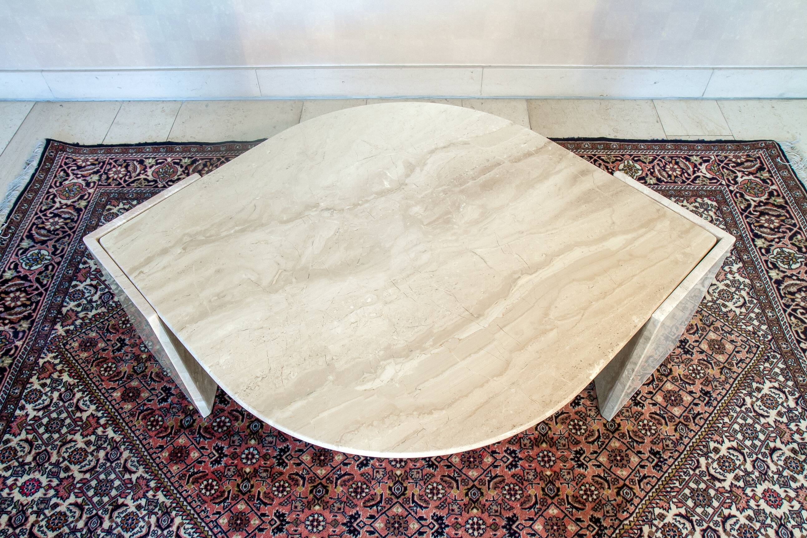 Table basse Roche Bobois forme œil en travertin 1970/80