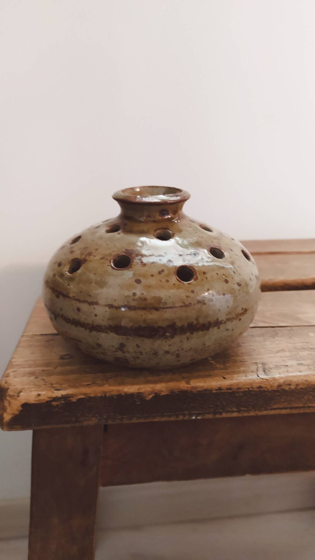Vase pique fleurs en grès pyrité