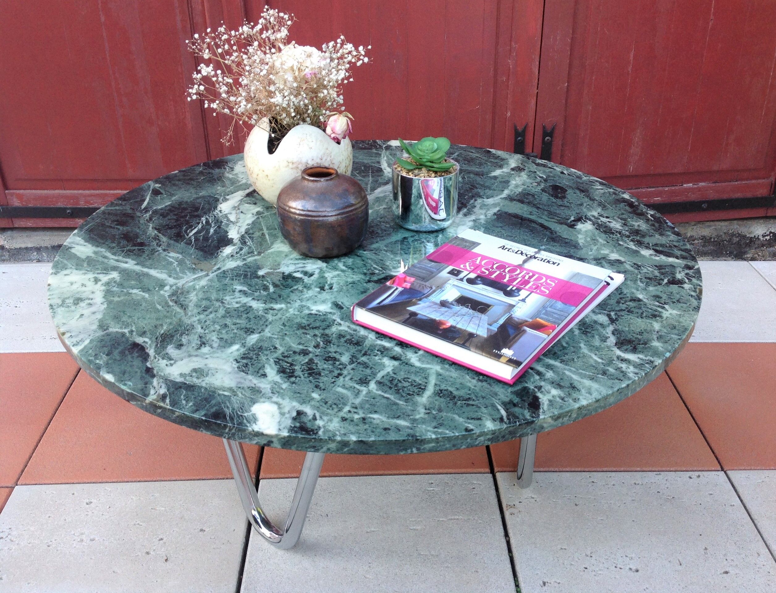 Round coffee table in green marble and chrome / vintage base 60s-70s