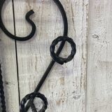 Wall-mounted coat rack with its mirror.