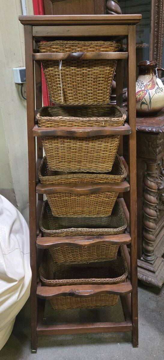 Meuble de rangement rustique en bois massif avec paniers en osier / vintage XXeme siecle
