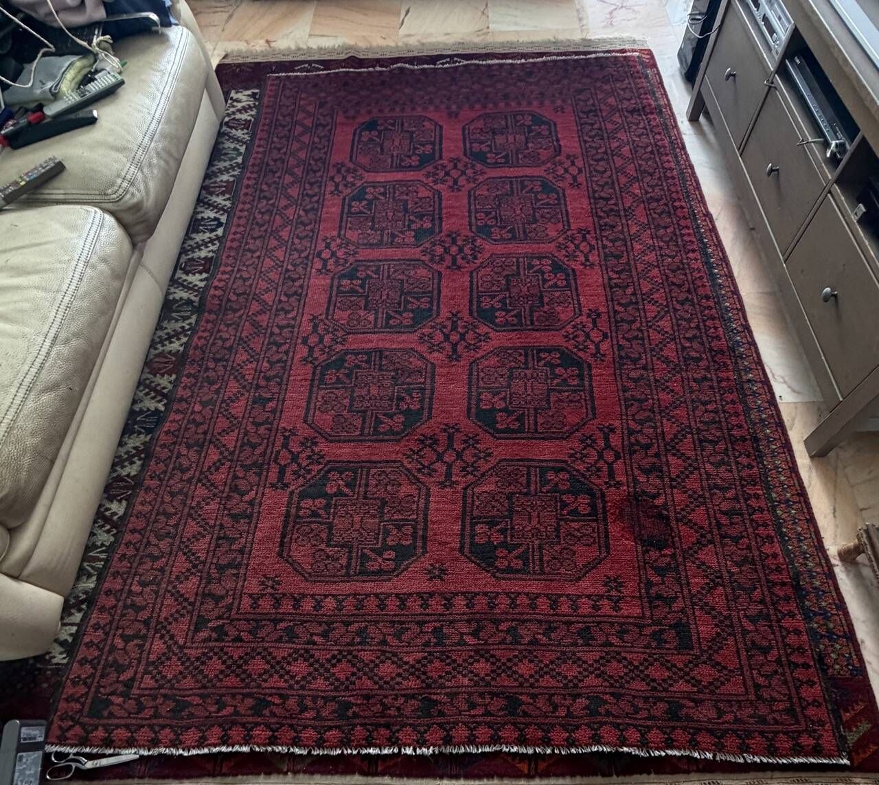 Bukhara carpet of Afghan origin, entirely hand-knotted. Dimensions: 254x154.