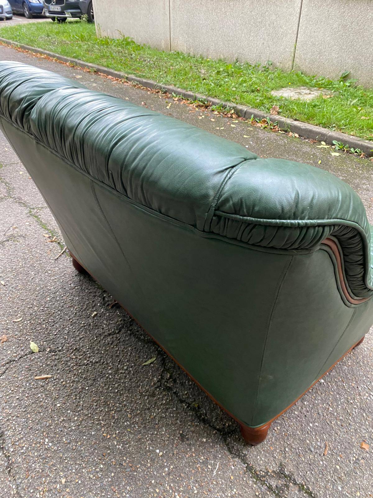 Vintage 2-seater sofa in green leather and solid wood