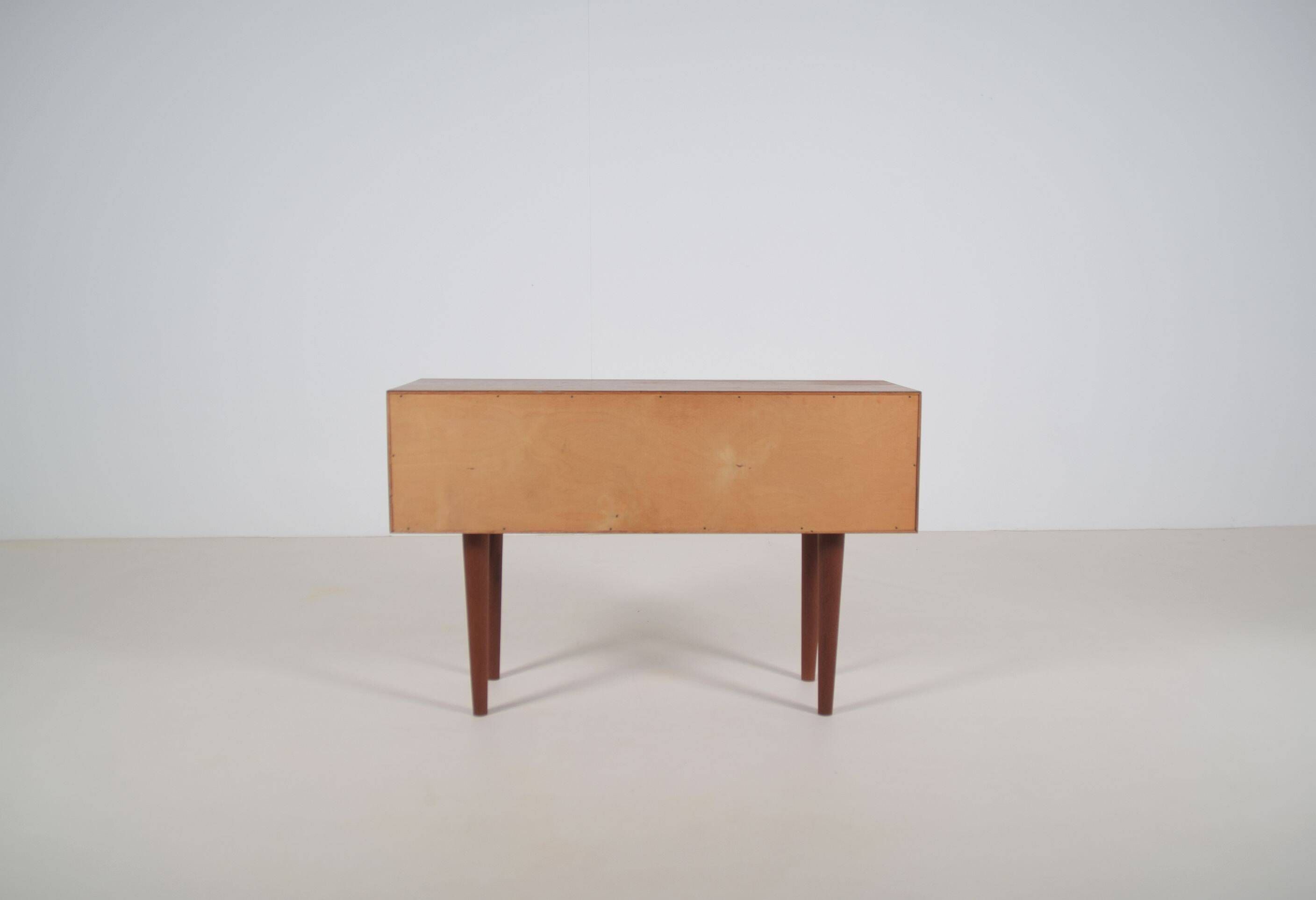 Commode danoise conçue par Kai Kristiansen pour FM Mobler, années 1960.