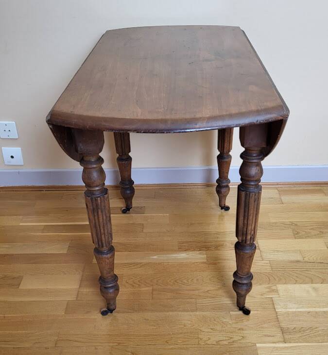 Drop-leaf table (with flaps)