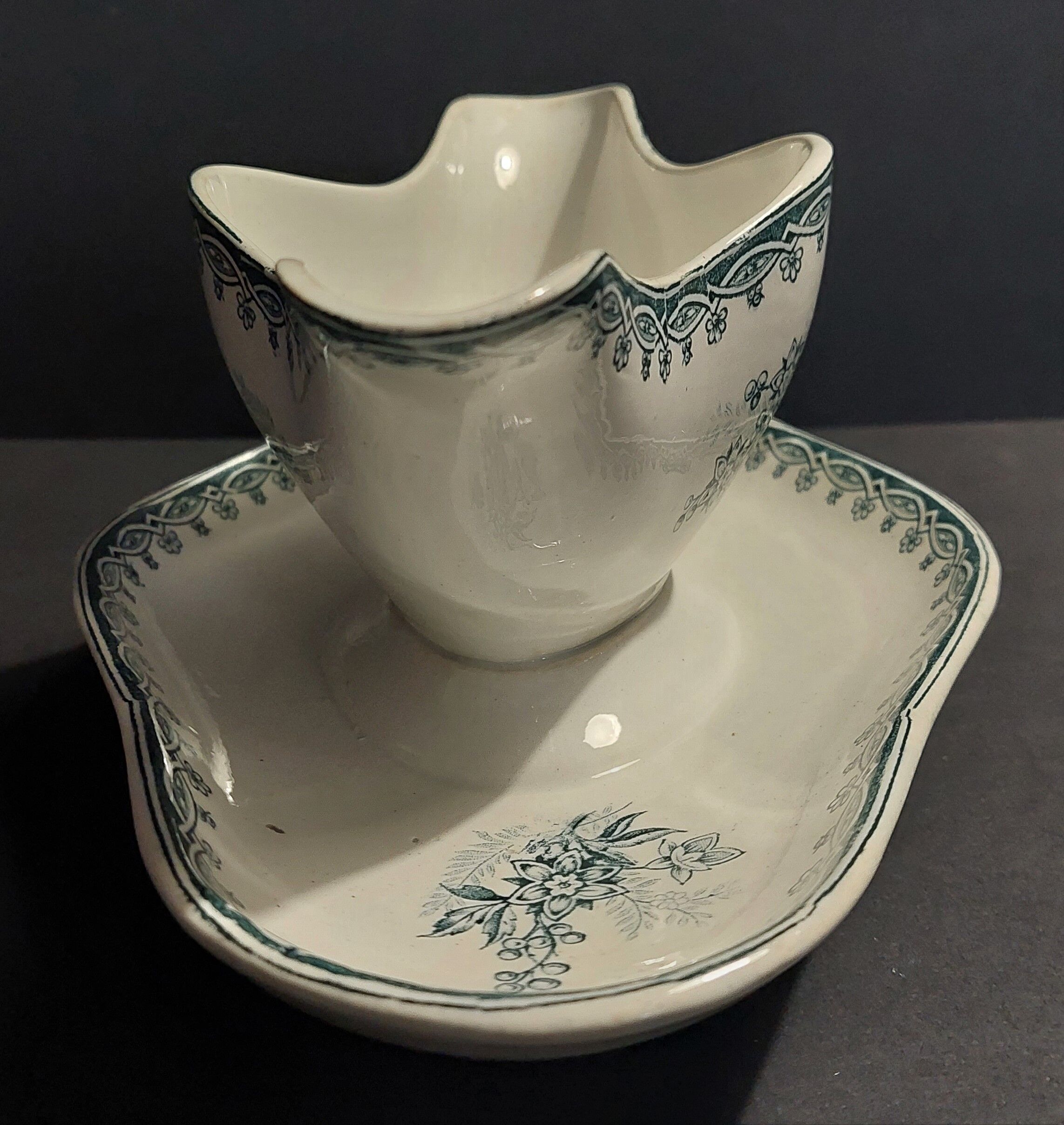 Saucière en faïence de Saint Amand décor Margot