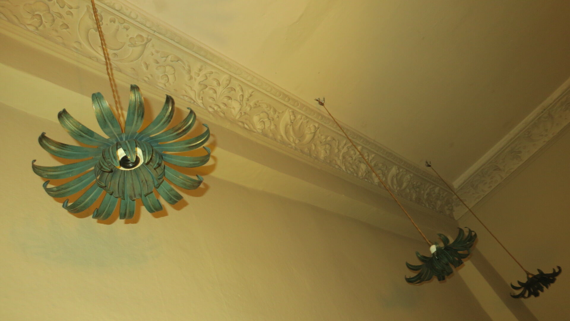 Set of 3 vintage vine leaf shaped pendant lights 1970s