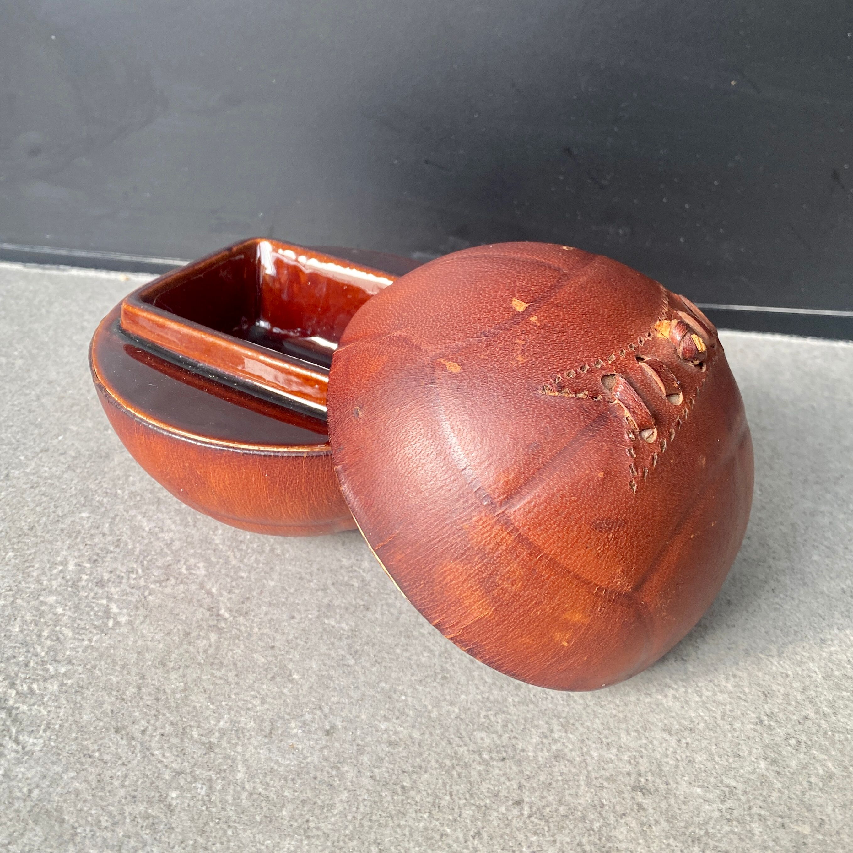 Cendrier longchamps en cuir et céramique, ballon vintage