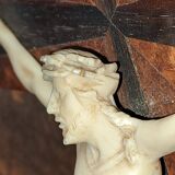 Crucifix en marqueterie de bois
