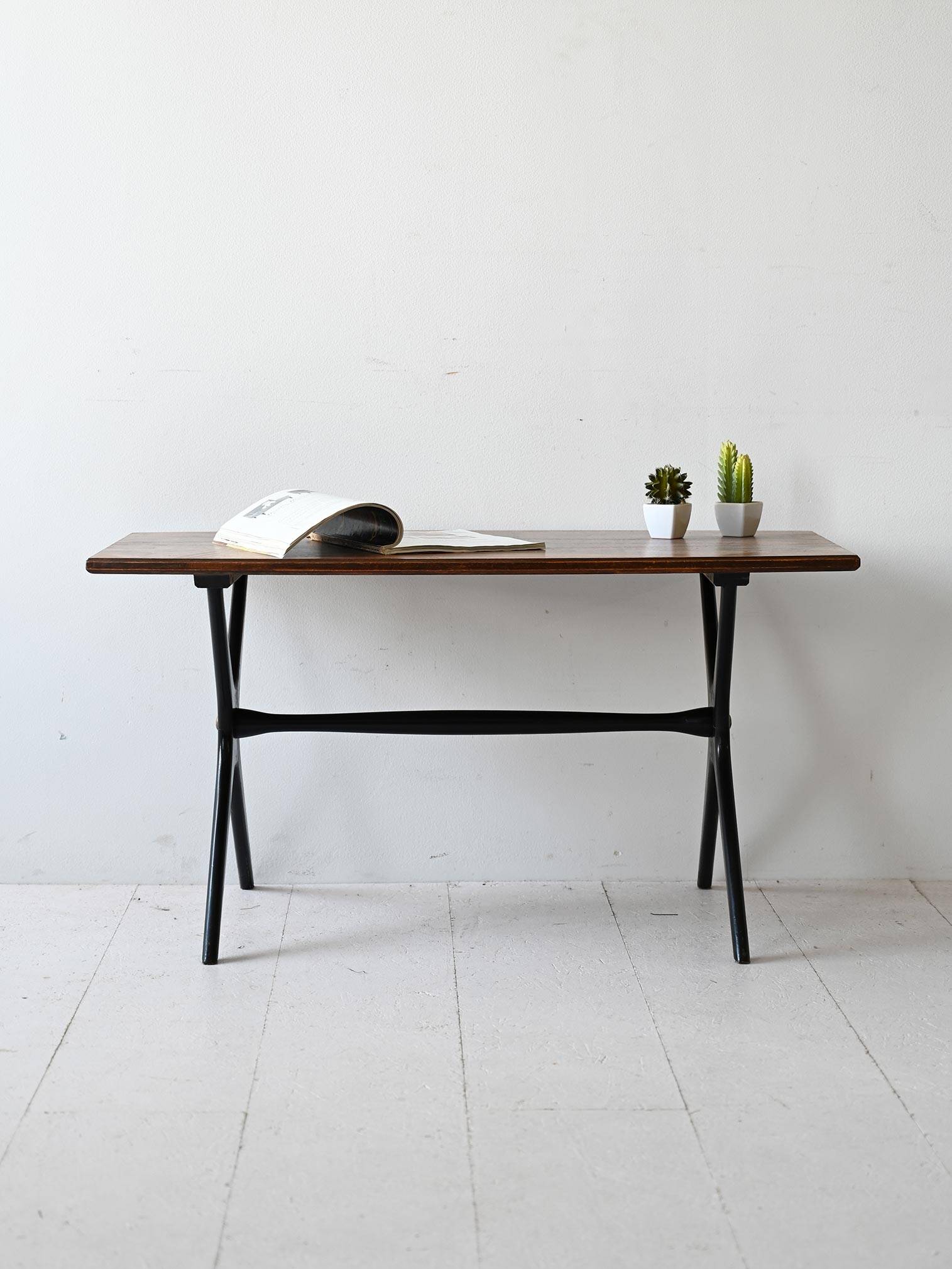 Scandinavian coffee table with black legs