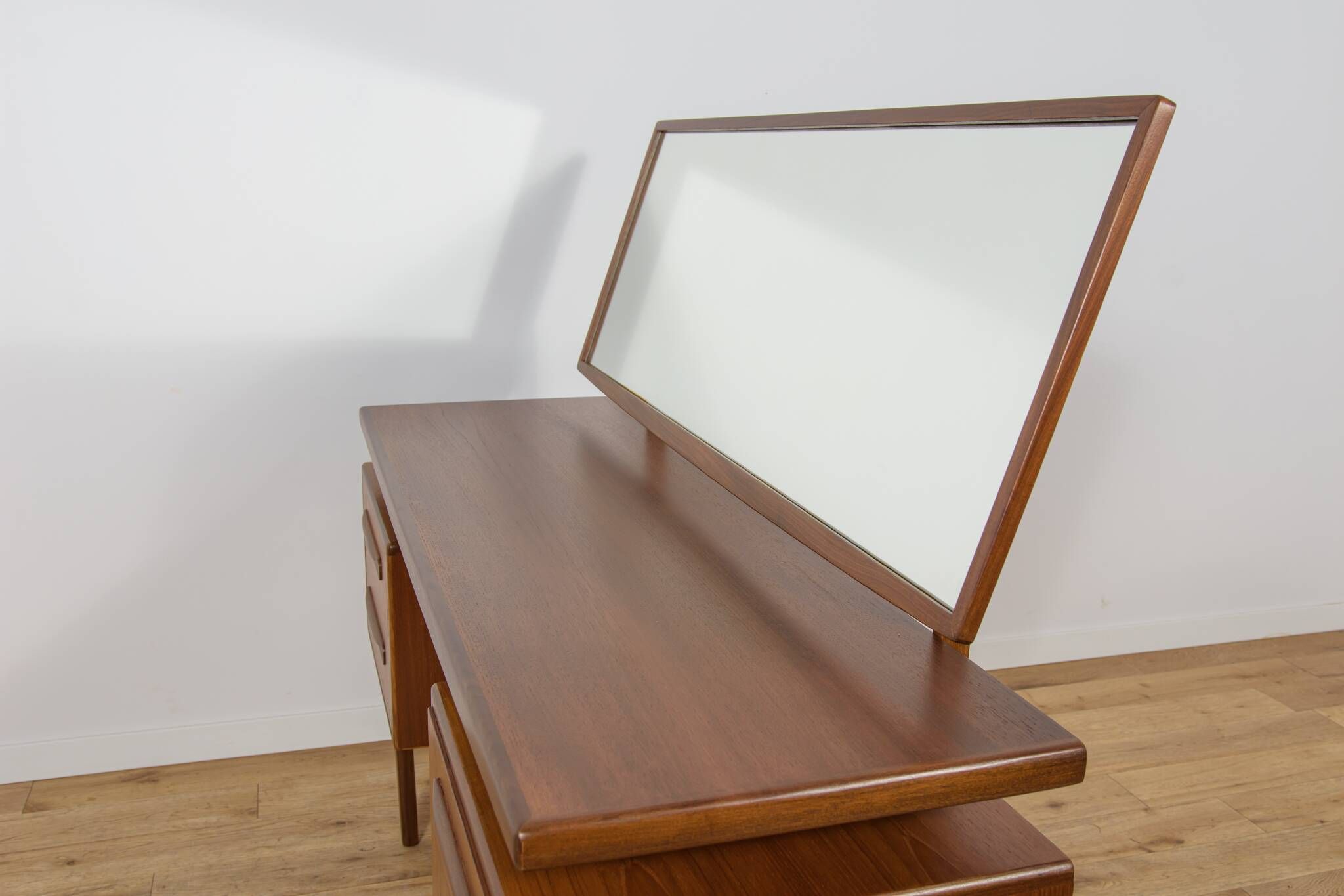 Table de maquillage en teck du milieu du siècle par Victor Wilkins pour G-Plan, Royaume-Uni, années 1960.