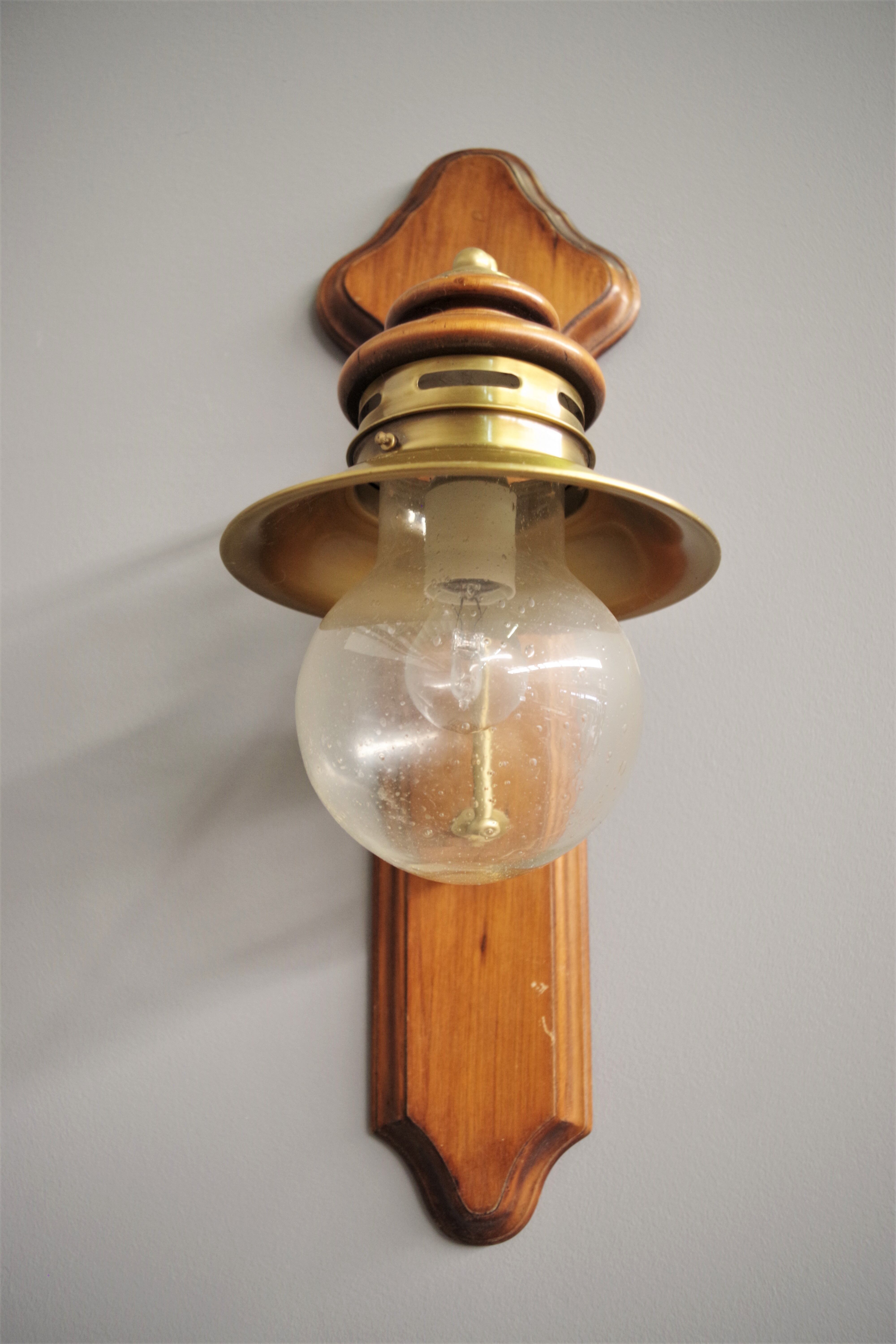 Vintage wall lamp in Murano glass, wood and brass, 1970
