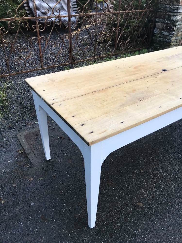 Bi-colored farm table