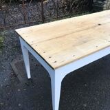 Bi-colored farm table