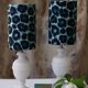 Paire de lampe de chevet en albâtre et abat jour léopard bleu