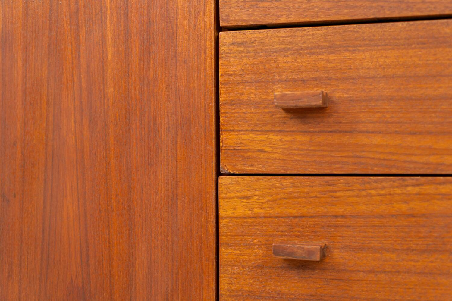 Buffet moderniste en teck (Belgique, années 1950).