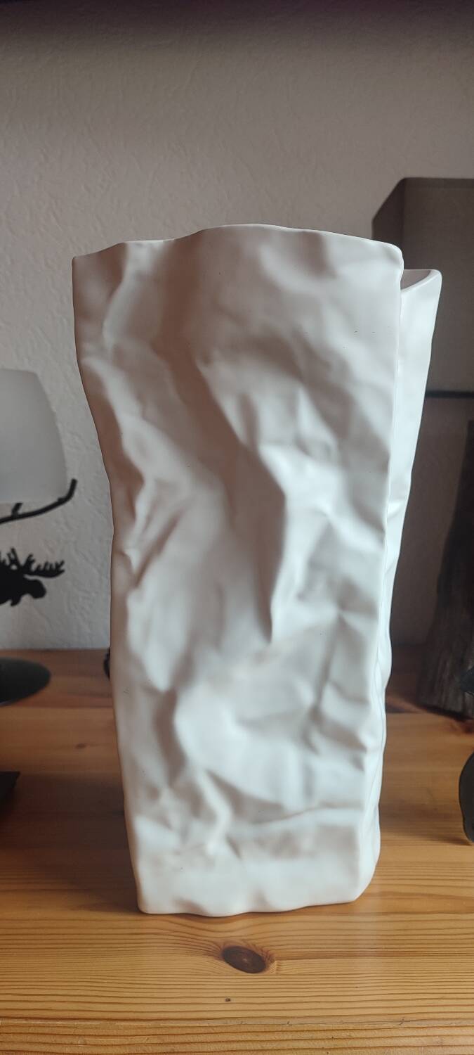 Large vase "Kami" style, matte white with crumpled paper effect.