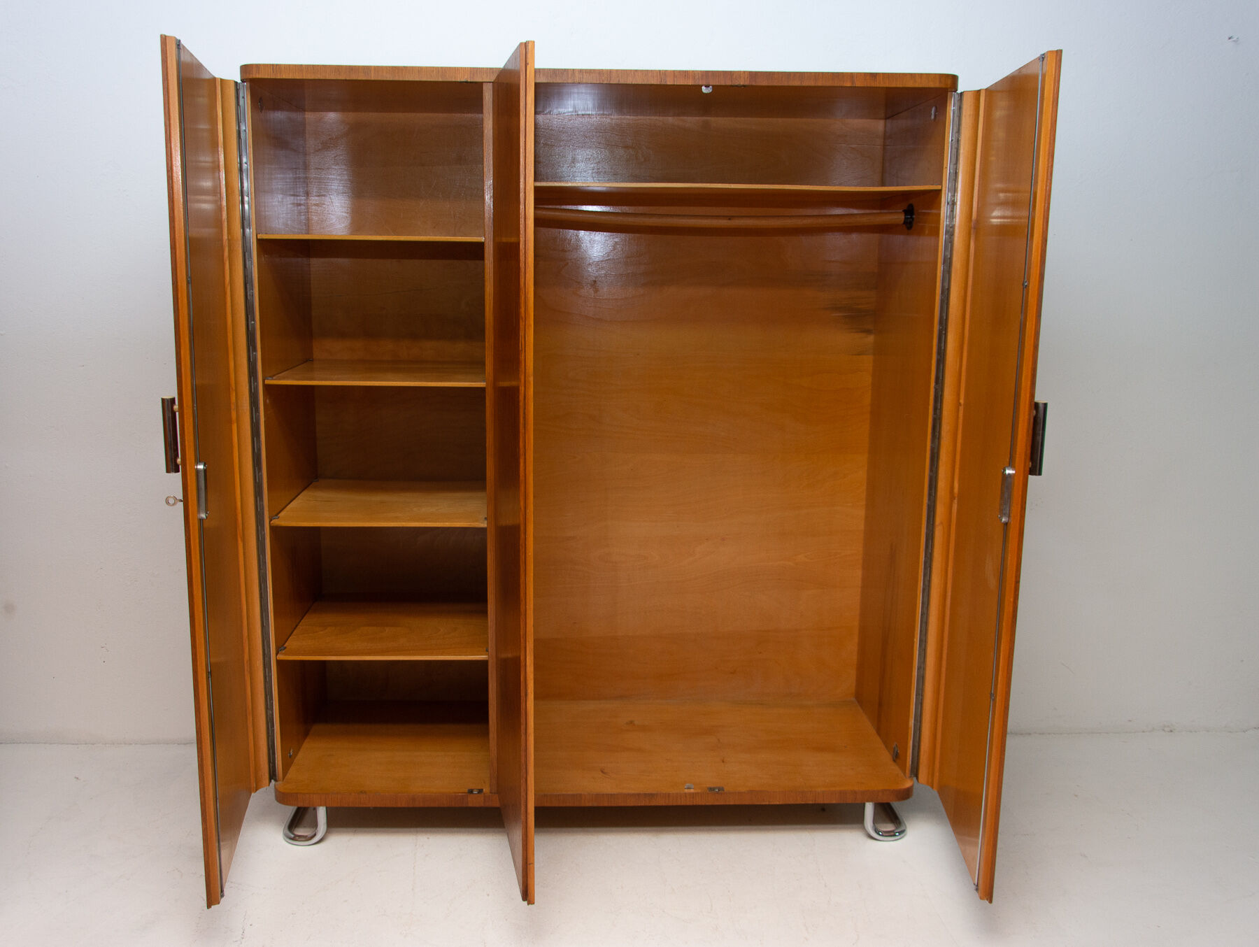 Armoire Bauhaus par Vichr & spol, années 1930, Bohême