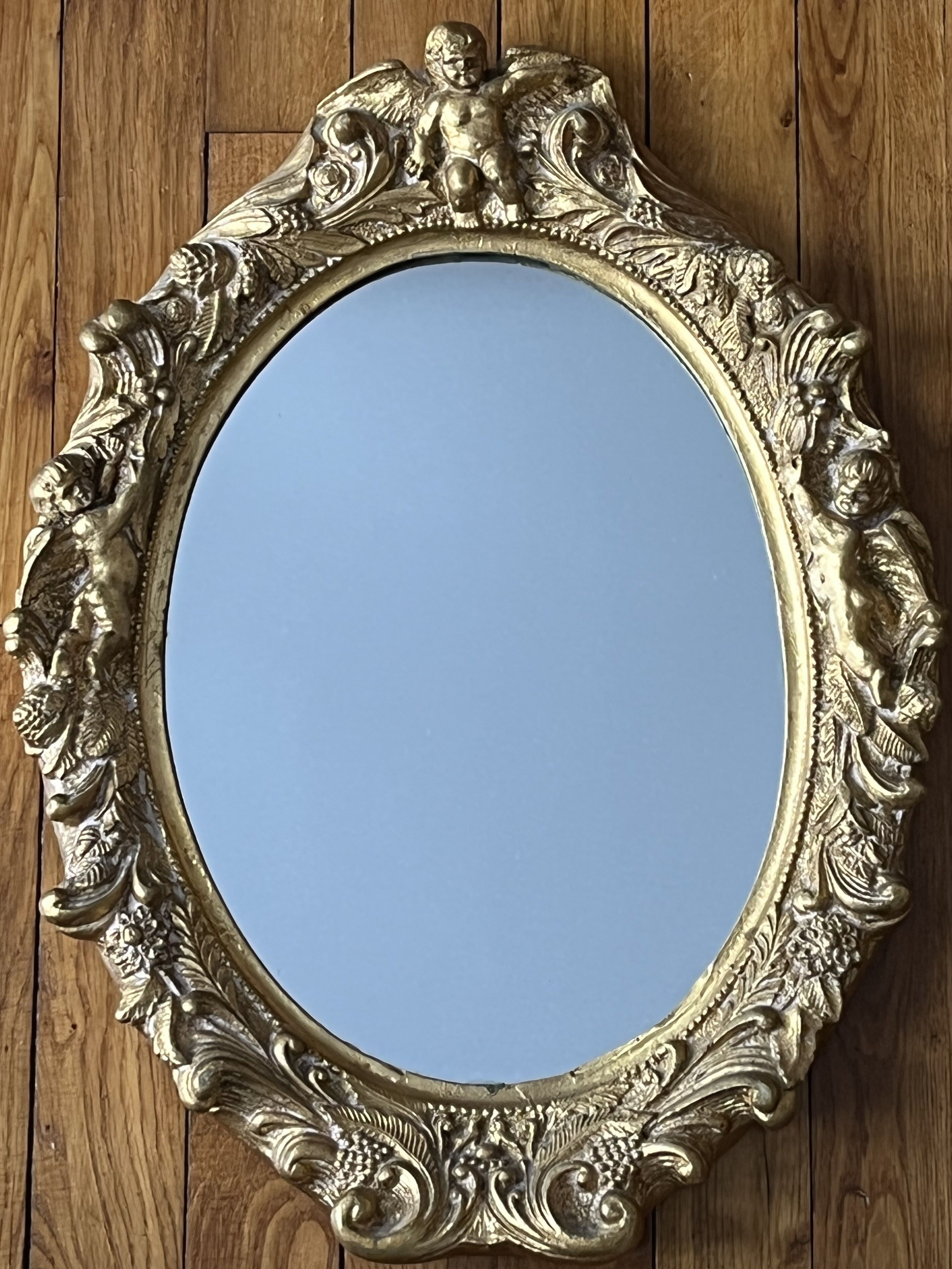 Miroir ovale mouluré doré