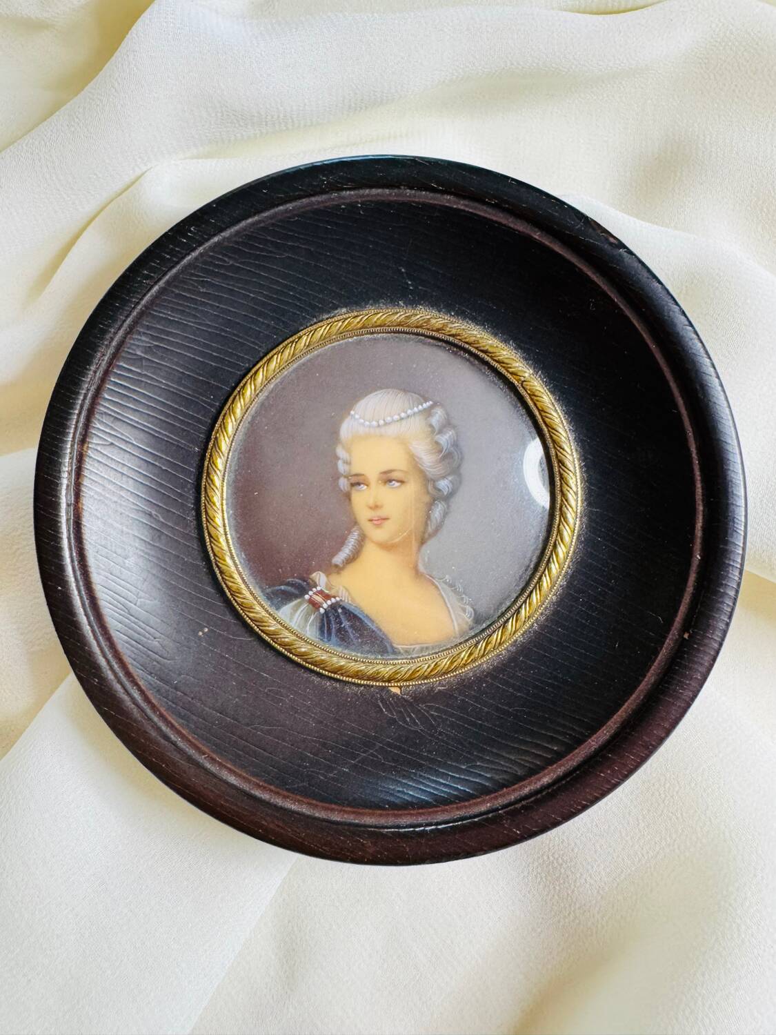 miniature portrait of an elegant woman, hand-painted by the painter Hil