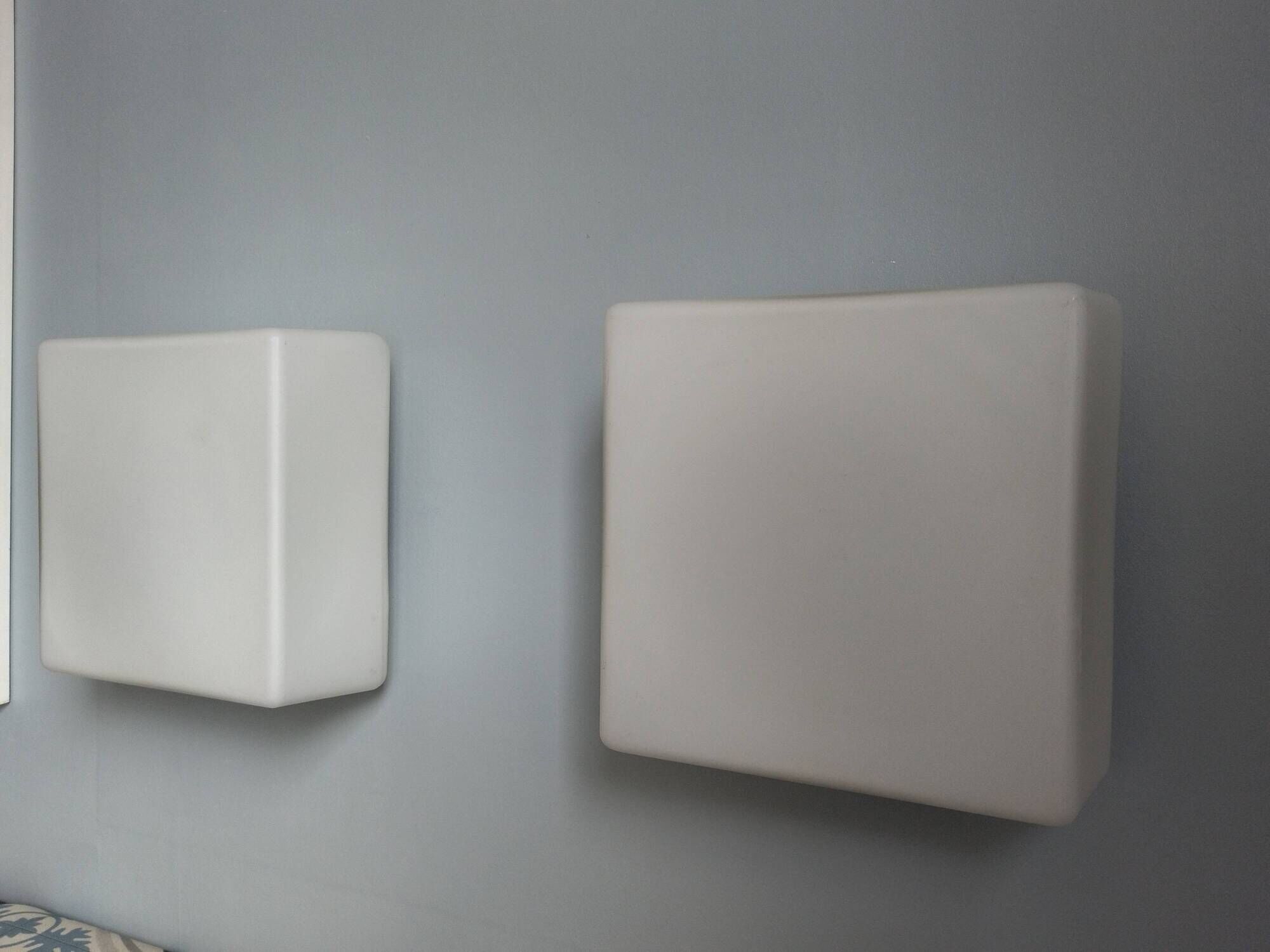 Paire d'appliques/plafonniers carrés  en opaline mate vintage