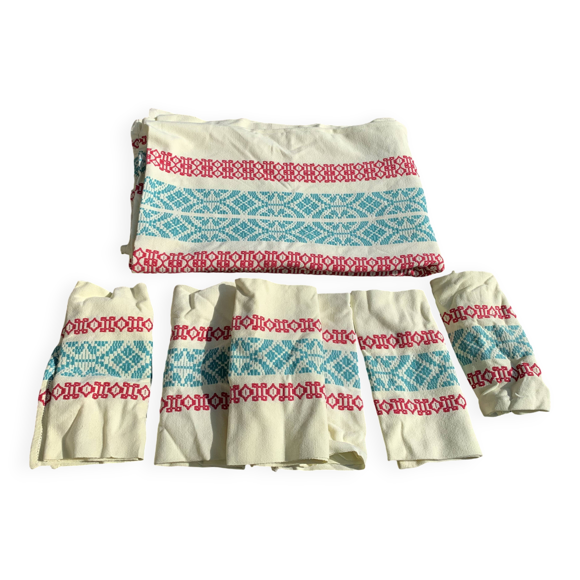 Nappe rectangulaire, linge de maison basque en coton jaune broderies rouges et bleues, vintage