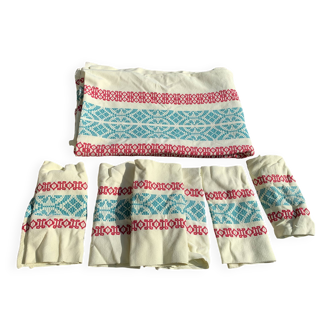 Nappe rectangulaire, linge de maison basque en coton jaune broderies rouges et bleues, vintage