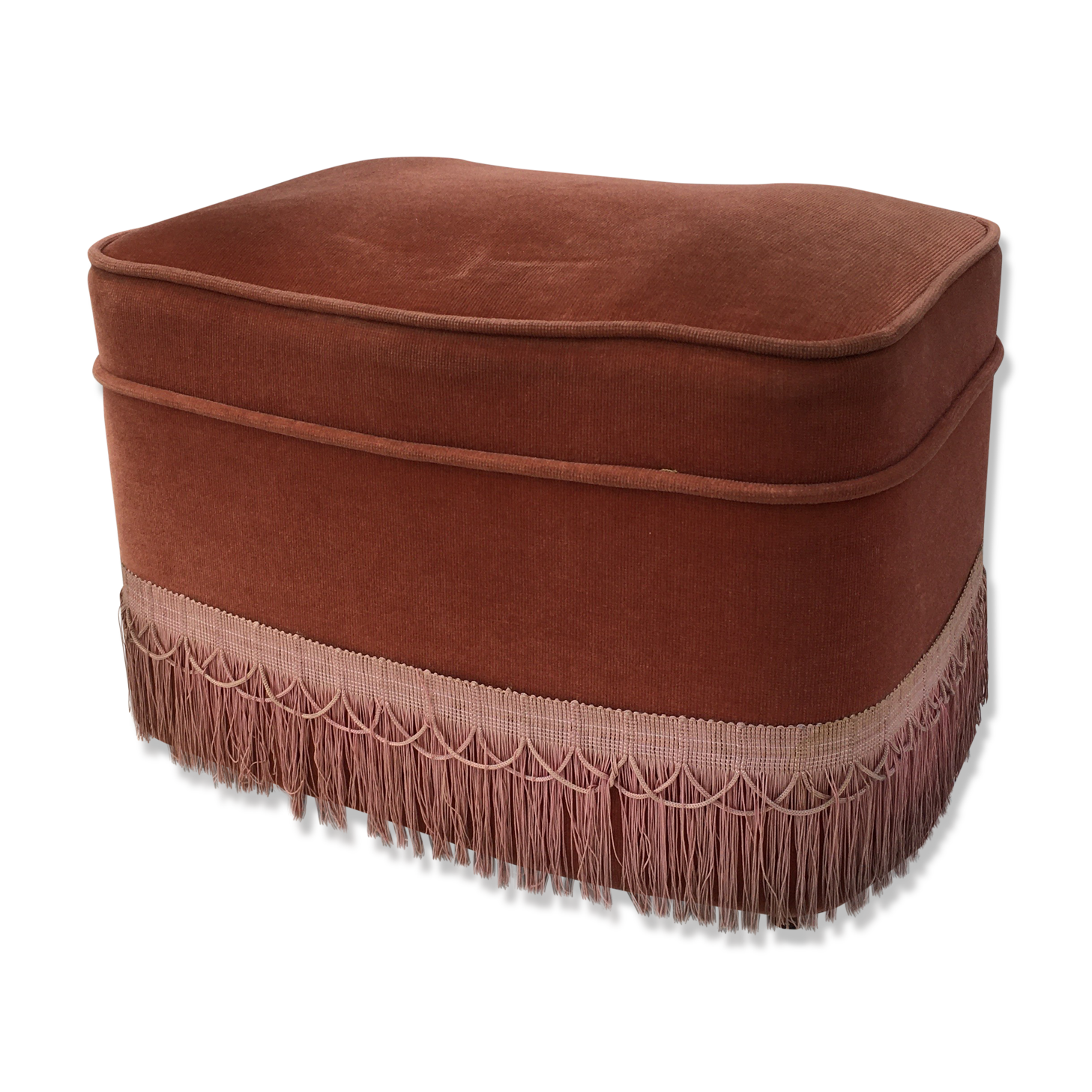 Velvet pouf in old pink color with fringes