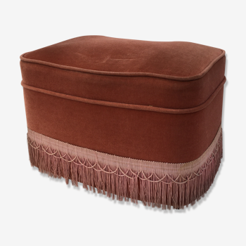 Velvet pouf in old pink color with fringes