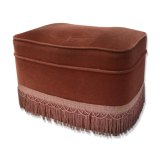 Velvet pouf in old pink color with fringes