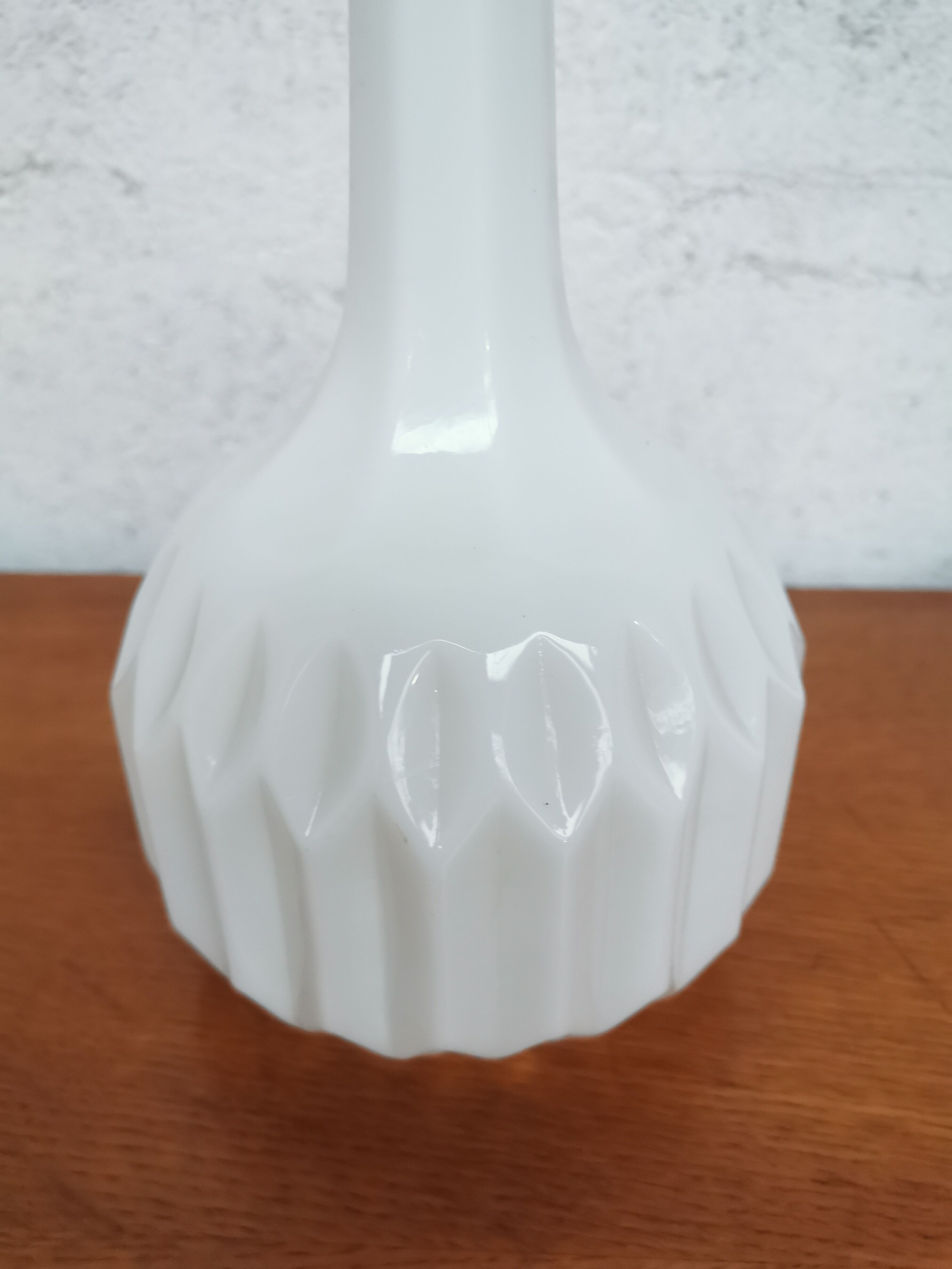 Chiseled vase in white opaline