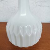 Vase ciselé en opaline blanche