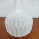 Vase ciselé en opaline blanche