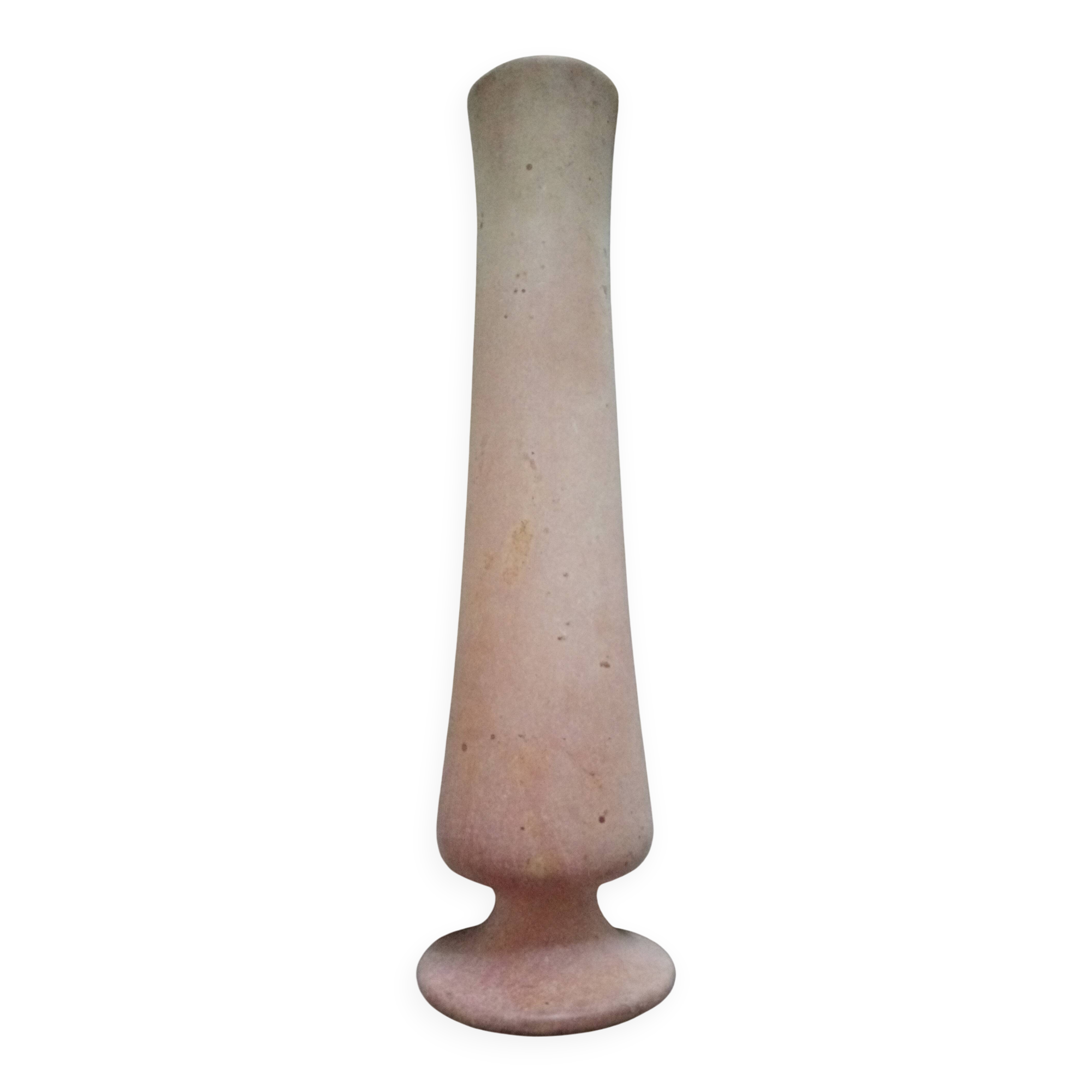 Vase haut en pierre sculptée rose-beige