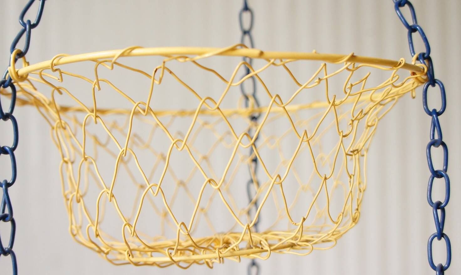 Suspension of 3 metal fruit baskets, circa 1980