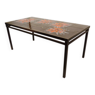 Table basse vintage, céramiste adri, céramique et pieds métal. décor dahlias. vallauris années 60