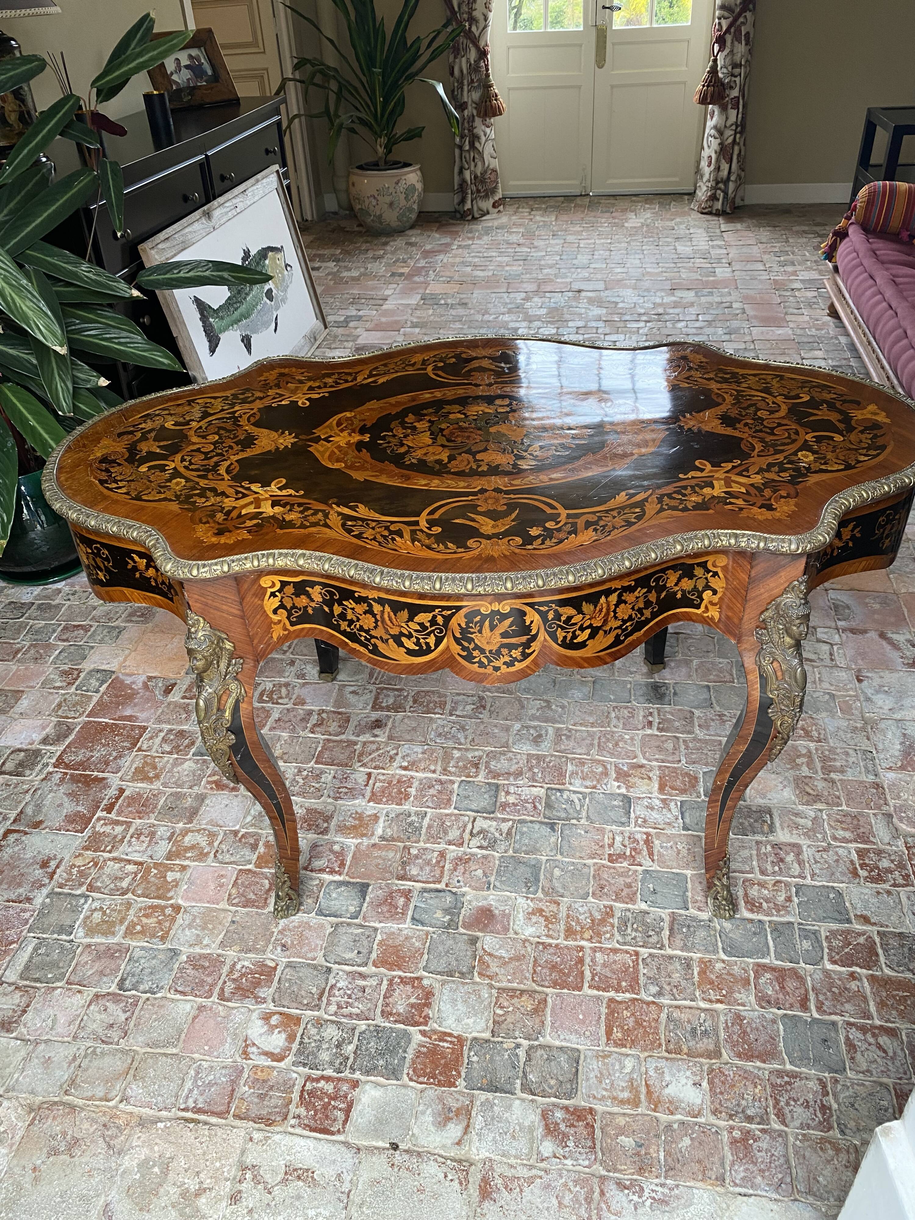 Table française en marqueterie du XIXe siècle