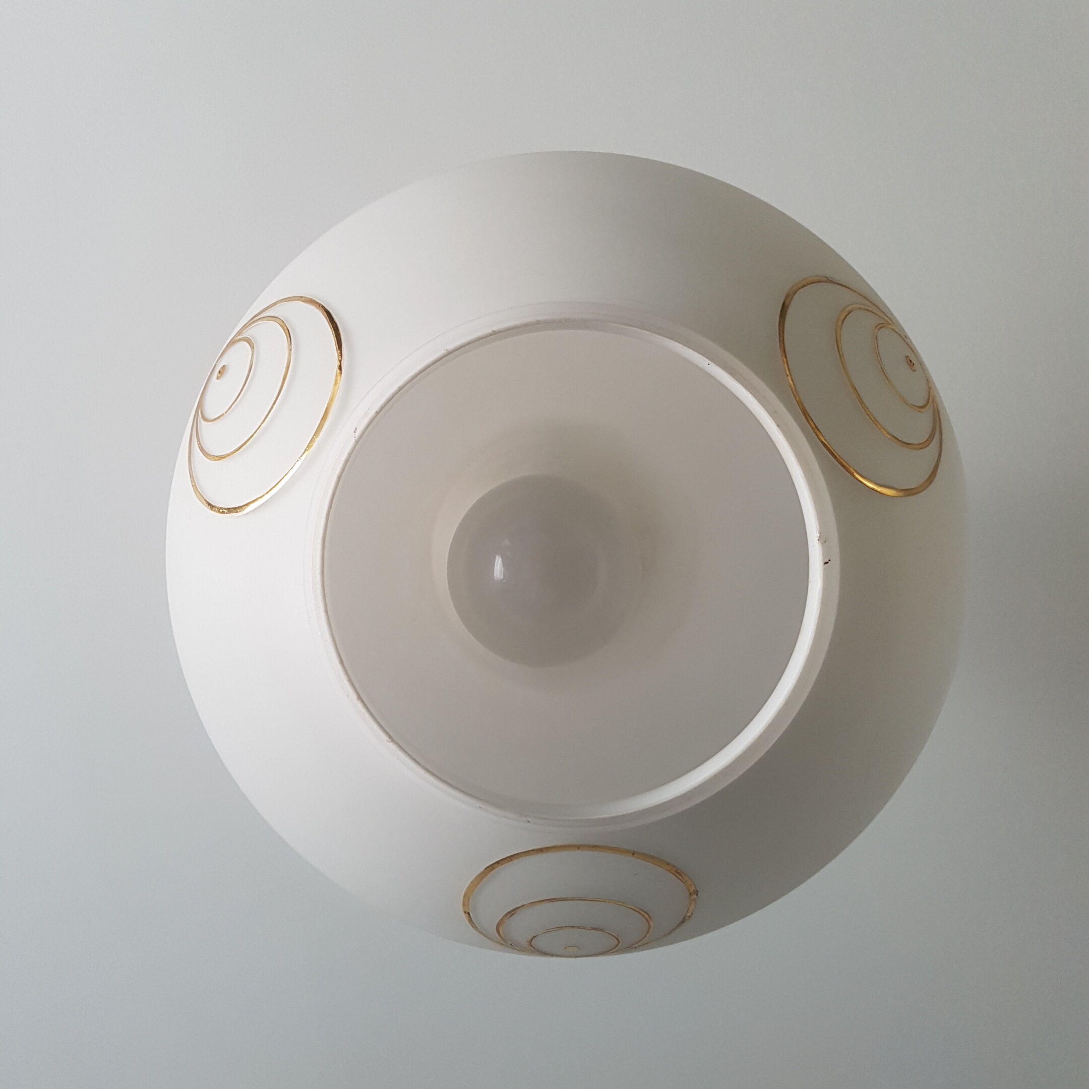 Suspension in opaline on grounds of Golden circles