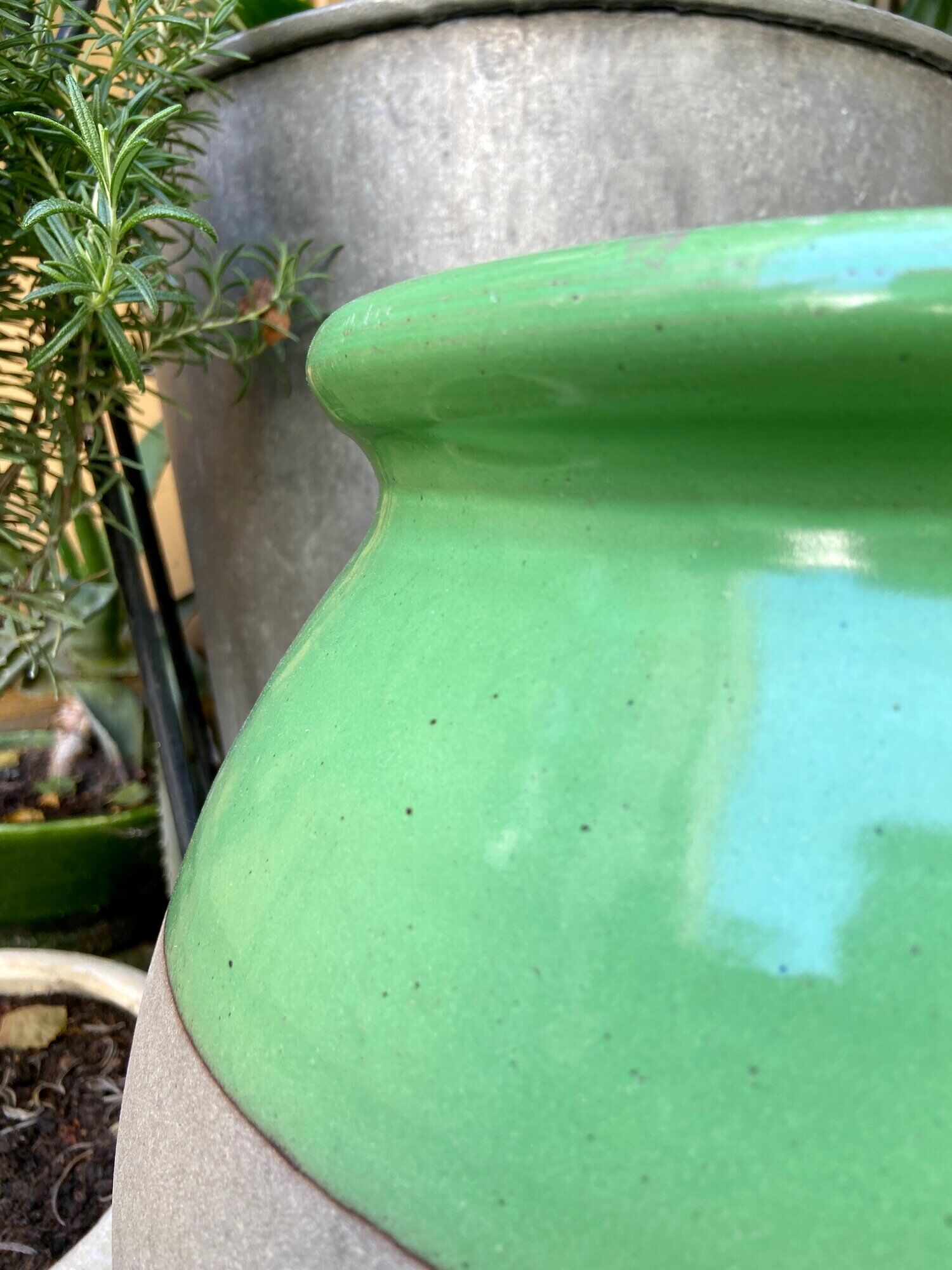 Pot en grès émaillé beige et vert arsenic