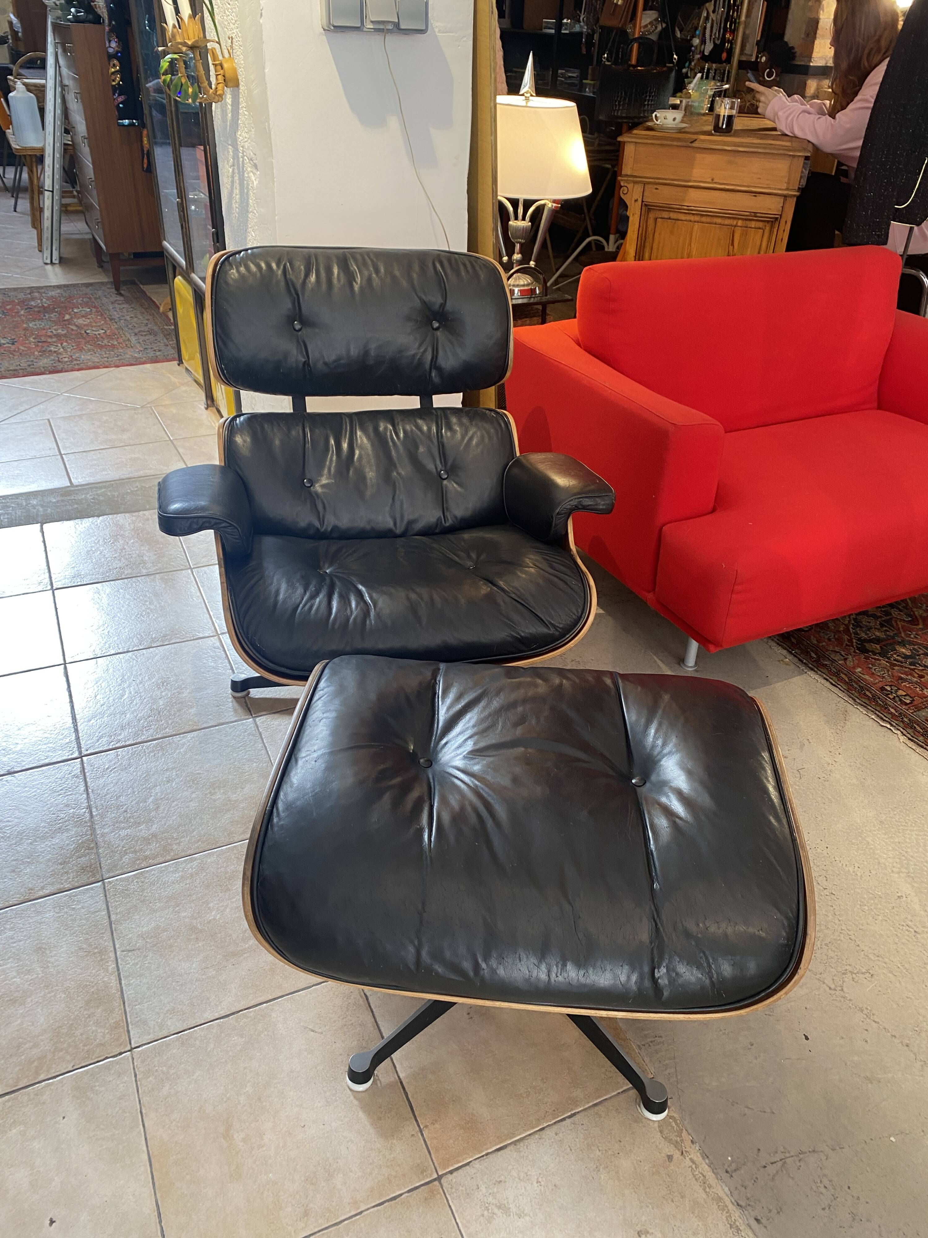 Eames lounge chair and ottoman Mobilier International
