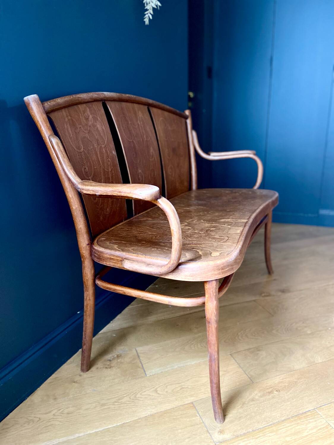 Bistro-style bench in embossed wood stamped Thonet - early 20th century